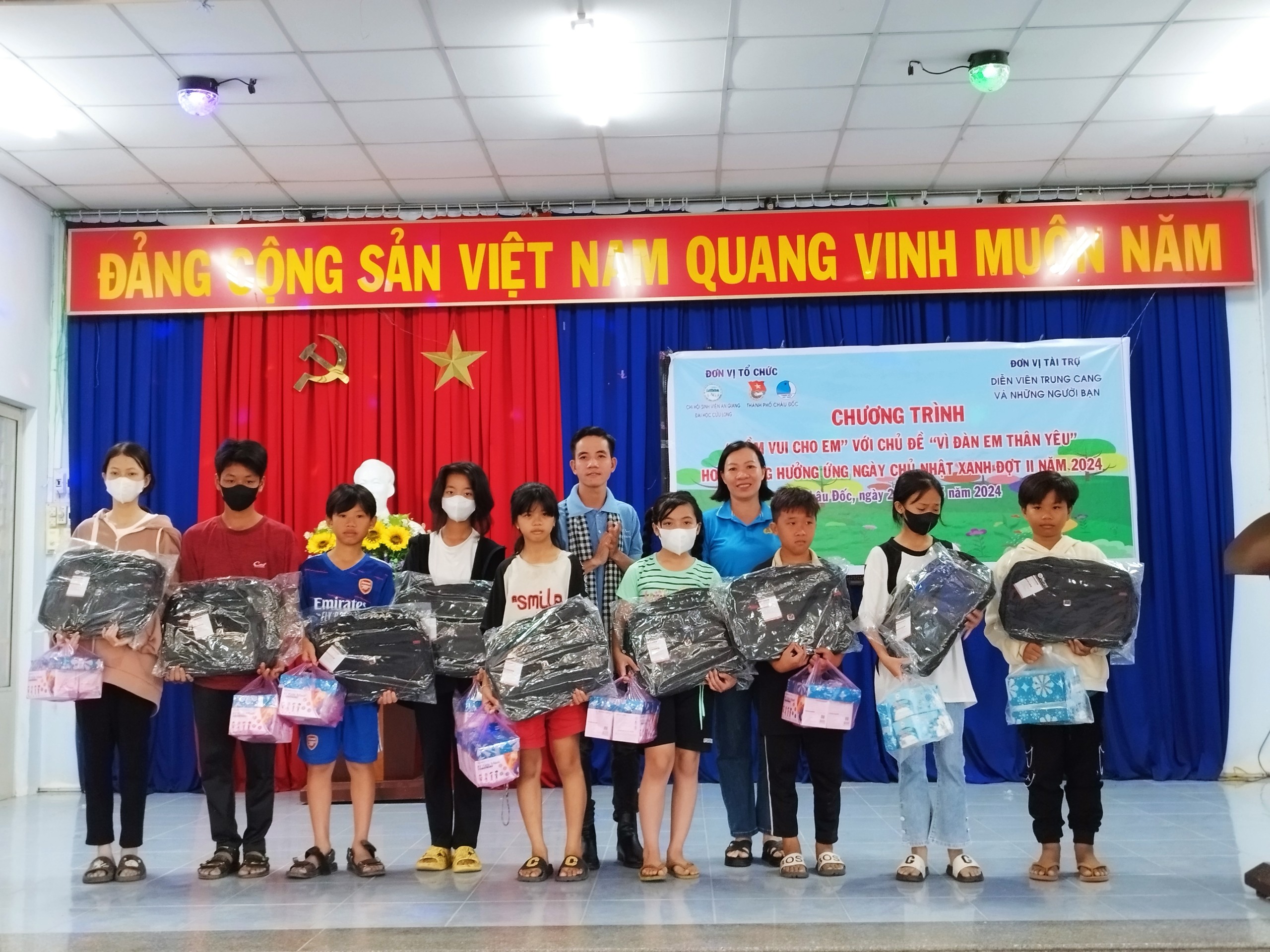 Đoàn Thanh niên phường Vĩnh Nguơn tổ chức Chương trình “Niềm vui cho em”